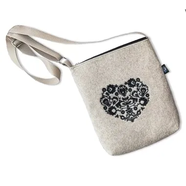 Filcová kabelka - Černé srdce
