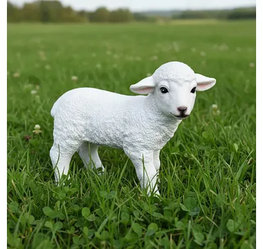 Zahradní ovečka jehně stojící