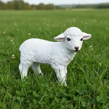 Zahradní ovečka jehně stojící