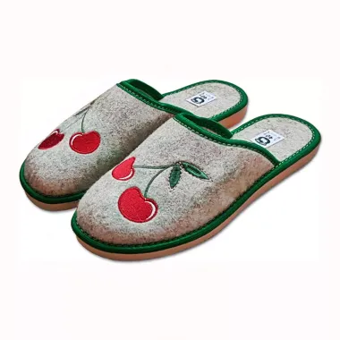 Pantofle filcové s třešněmi